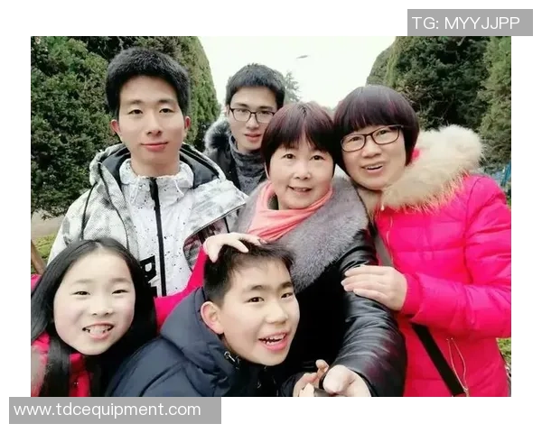 足球明星与儿子温馨互动瞬间展现父子情深的幸福时光