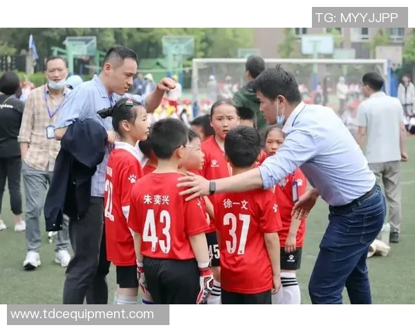 足球明星课堂上悠闲吃零食引发热议学习与休闲如何平衡