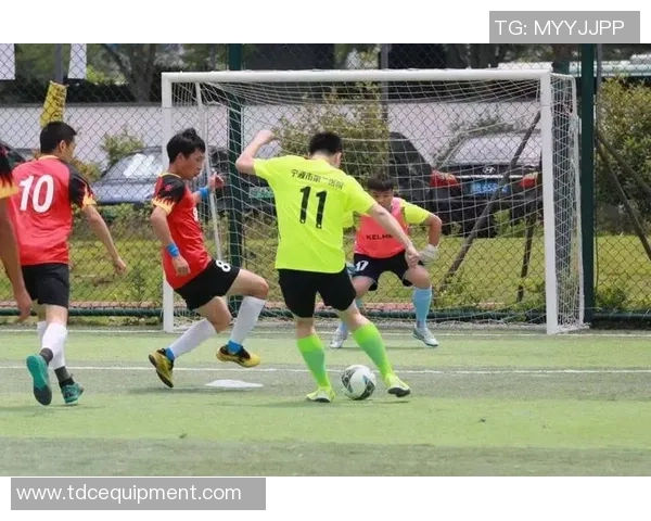 足球明星身着白袍展现优雅风采的精彩瞬间合集