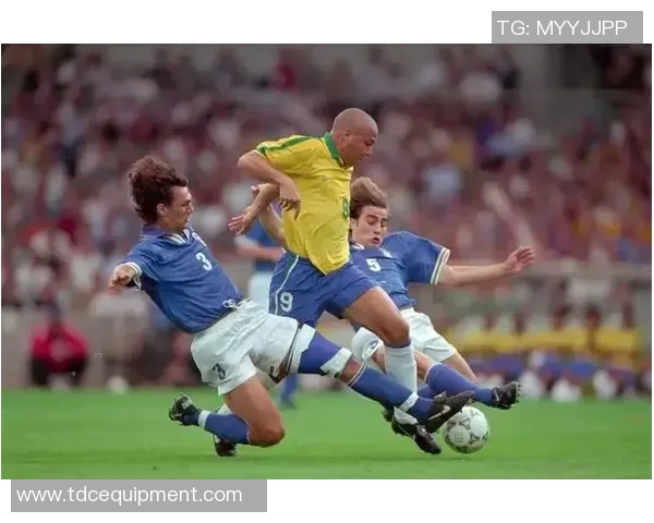 邻居们一起欣赏足球明星的精彩瞬间与激情时刻